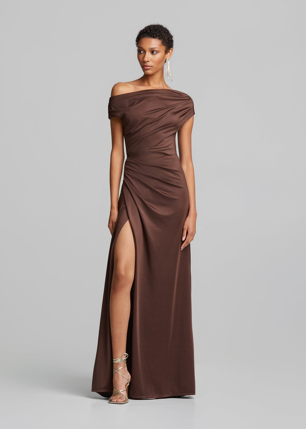 Ντραπέ off shoulder φόρεμα σε σατέν όψη