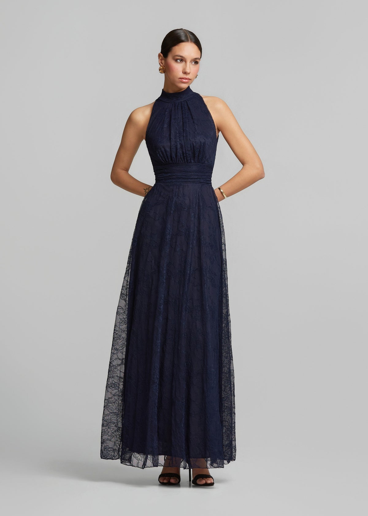 Μάξι φόρεμα με halter neck από δαντέλα