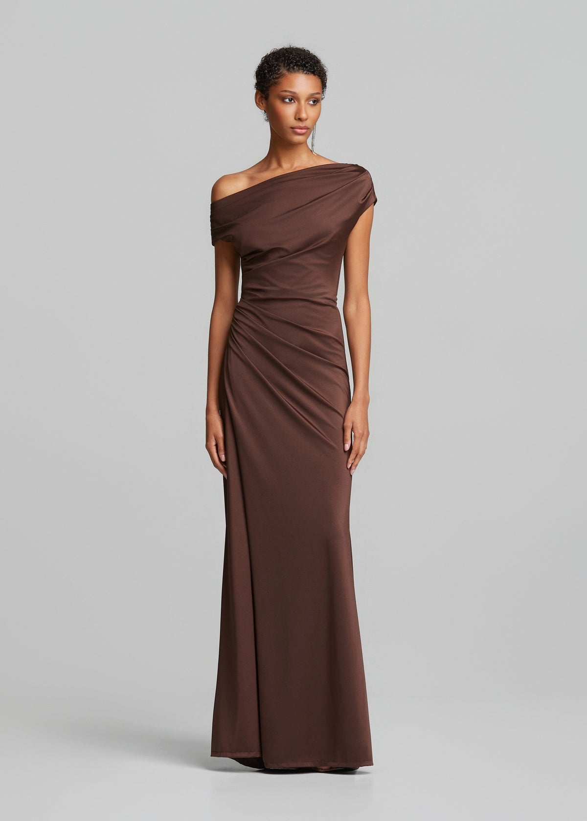 Ντραπέ off shoulder φόρεμα σε σατέν όψη